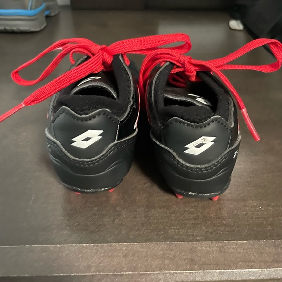 Boys outdoor soccer shoes size 8T - Picture 2 of 3